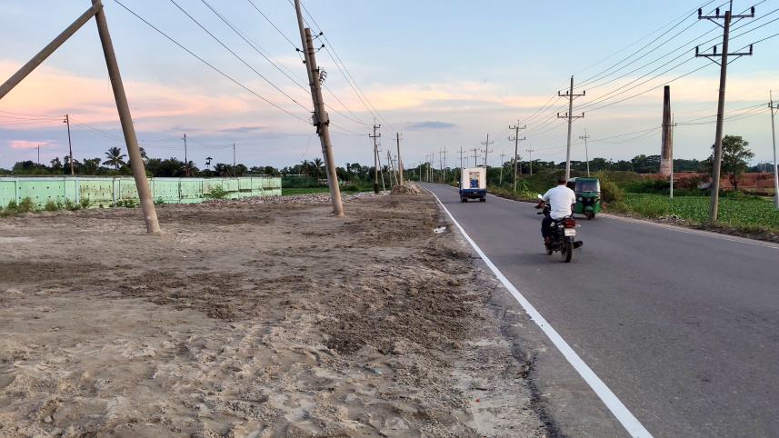Sand covering roadside garbage piles along the Kishoreganj-Bhairab regional highway in Bangladesh.